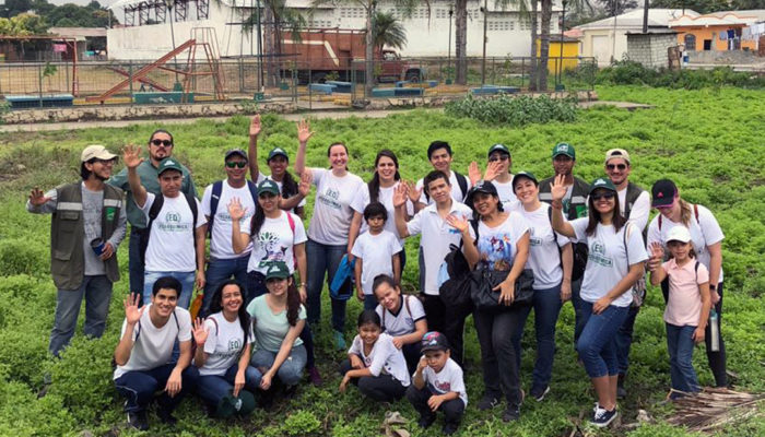 fundacion la iguana siembra con voluntarios ecuaquimica